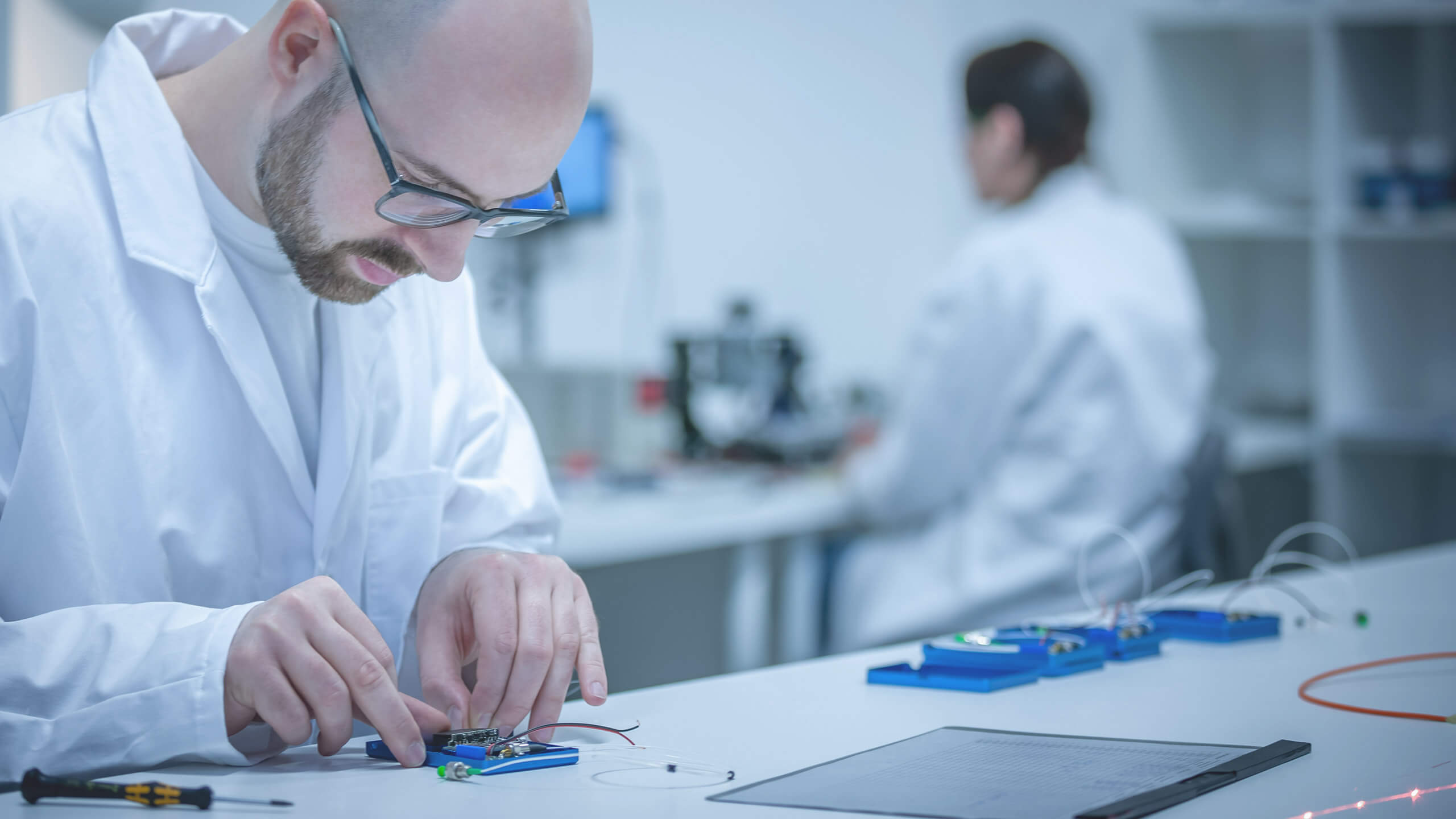 Dr. Jan Koch assembling a FiSpec interrogator.